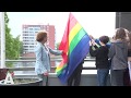 Regenboogvlag gehesen op Plein '40-'45 na kransvernieling