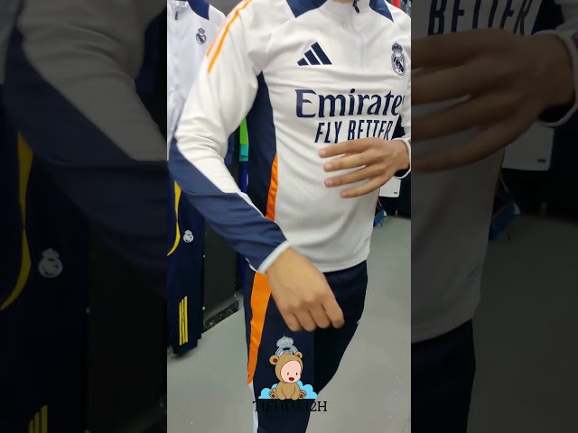 Vídeo relacionado con Real Madrid Chándal Dos Piezas Chaqueta Blanca y Azul y pantalón Azul para Adulto Producto Oficial - XL