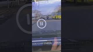 バスから降りて道路を斜め横断する高校生#ドラレコ #歩きスマホ #高校生
