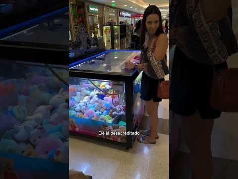 GOLDEN RETRIEVER E SUA LUTA PARA CONSEGUIR UM BICHINHO DE PELÚCIA NO SHOPPING