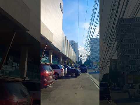 La plaza internacional por la calle Ponce