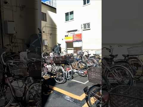 今日オープン　まいばすけっと（2）都心では珍しい専用駐車場設置（今日は専用駐輪場と化して、店員さんは自転車の整理に大忙し）