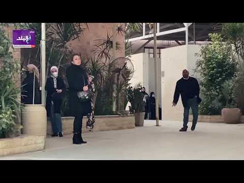 نهال عنبر أول الحضور في جنازة والدة الفنانة امل رزق