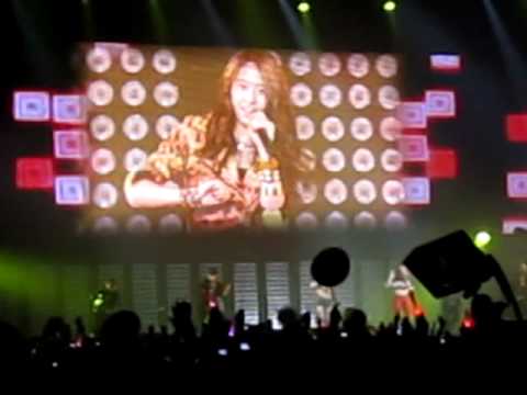 [fancam] 110611 SMTown Live in Paris - Jessica and Krystal Jungsis - Tik Tok