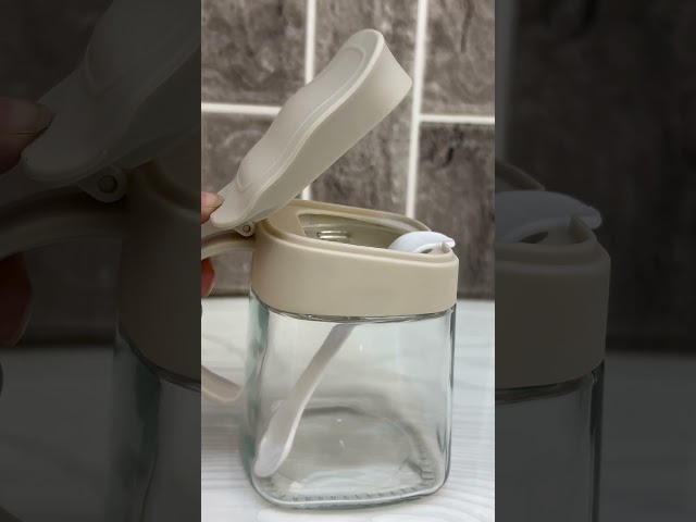 حافظة بهارات زجاج غطاء بلاستيك مع ملعقة بلاستيك