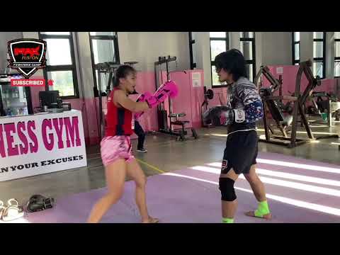 It’s many many techniques Wednesday! Kru Yai Noriel showing some moves with nakmuay Zyra.