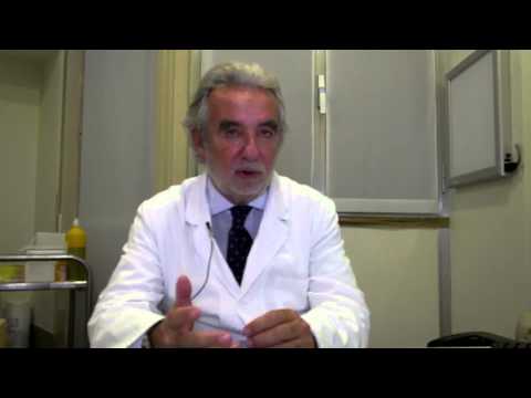 Se eliminazione di laser di lentiggini dannosamente a esso La crema da pigmentary nota su un giapponese di faccia