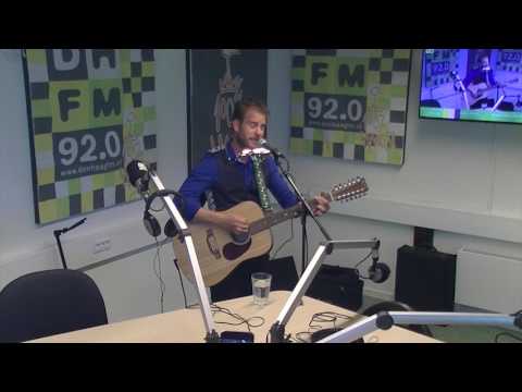 Tim Akkerman speelt The River van Bruce Springsteen