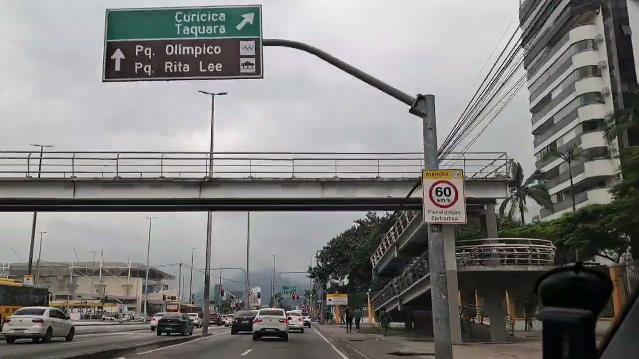 De carro pelas ruas do bairro da Barra até Curicica em Jacarepaguá