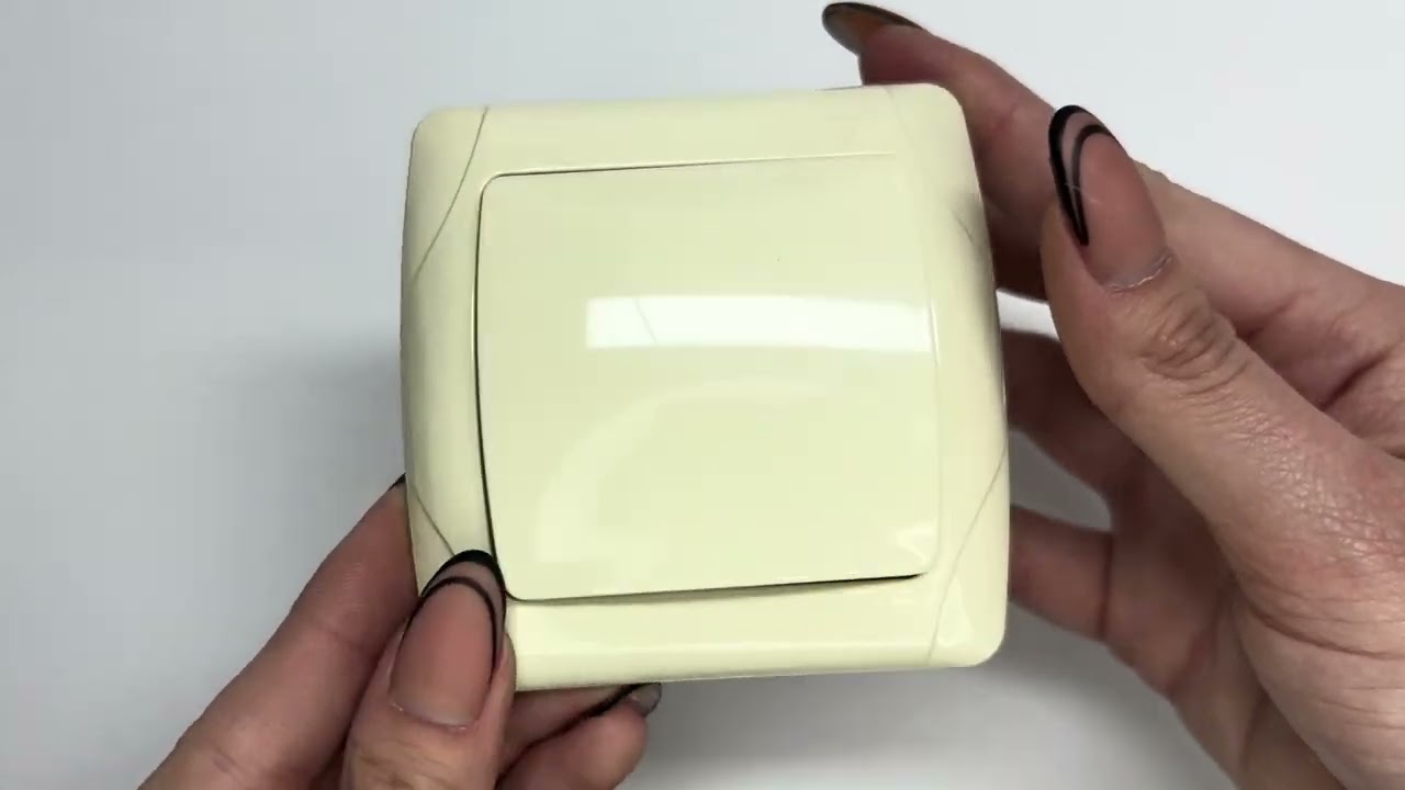 Розетка одинарная с/з и крышкой VIKO Carmen крем 90562012