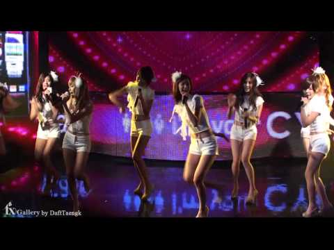 소녀시대(SNSD) - Genie + Gee. LG New Chocolate Phone Showcase. FanCam.091015