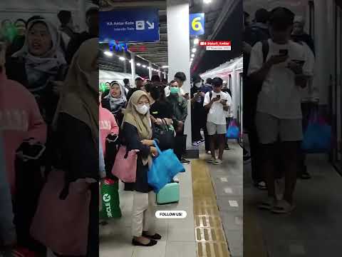 Kereta Api Cikuray Mengeluarkan Asap di Stasiun Cikarang Bek