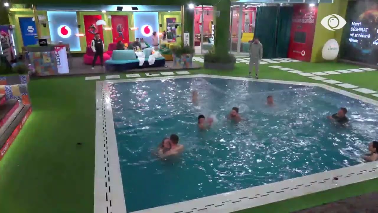 Banorët momente relaksi në pishinë! Juli hidhet me gjithë rroba! Romeo improvizon rrotullim në ajër