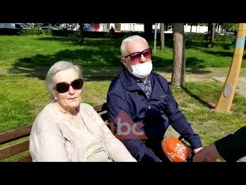 Gruaja me Ramazan, burri i kenaqur me diellin: Si po e kalojne "lirine" te moshuarit ne Shkoder