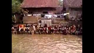 preview picture of video 'Bobojong Desa Utama Acara ngobeng Lebaran 2012'