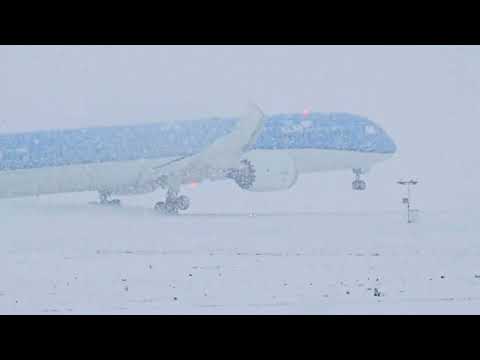 KLM 787-10 Extreme Snow Landing At Schiphol | Arrival from Nairobi