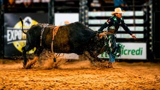 TOURO BRAVO PEGA PEÃO NA ARENA DE RODEIO
