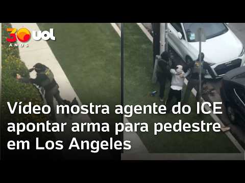 Vídeo mostra agente do ICE apontar arma para pedestre em Los Angeles