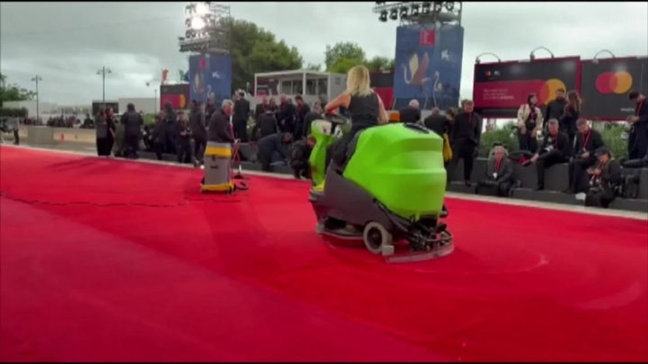 Venezia 83, la pulizia del tappeto rosso con spazzole e idropulitrice prima dell'arrivo delle star