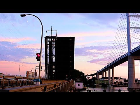 Brückenöffnung der Ziegelgrabenbrücke in Stralsund - Bridge opening of the Ziegelgraben Bridge