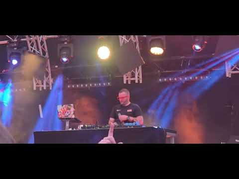 Ein Lied in Bremen von DJ Chris Mega performt (A song performed by DJ Chris Mega in Bremen)