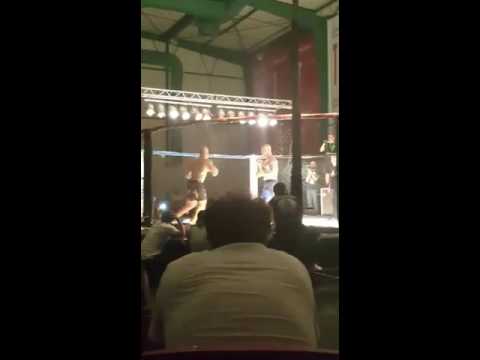 Falco Neto fugindo da Luta com medo.