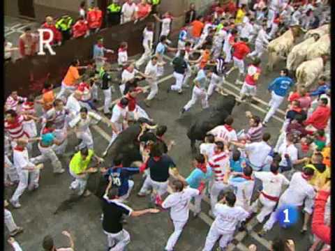 San Fermín 2013: Un tapón humano en la plaza complica el séptimo encierro de San Fermín