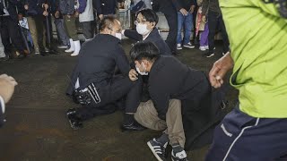 Japan: Explosiver Gegenstand auf Fumio Kishida geworfen (Video)