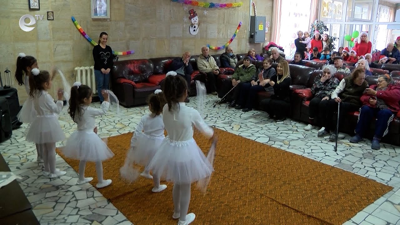 Деца зарадваха възрастните хора от Старческия дом в Хасково