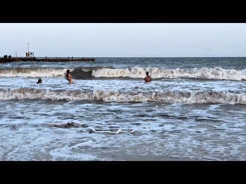 КРЫМ. Евпатория - люди купаются в мутной воде. Лазурная набережная. Вечернее море. 26 июля 2023г.