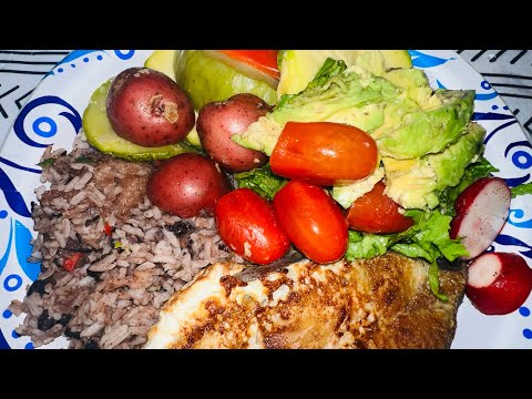 Gallo Pinto con vegetales pescado y carne asada/comida Costarricense