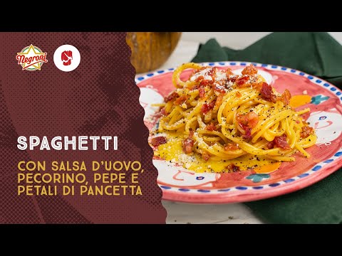 Spaghetti con salsa d’uovo, pecorino, pepe e petali di pancetta