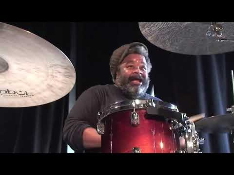 POOGIE BELL ZKOUŠEL V TRDÝLKU