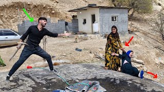 Ali's love becomes dangerous when the first wife tries to throw the second wife off the roof