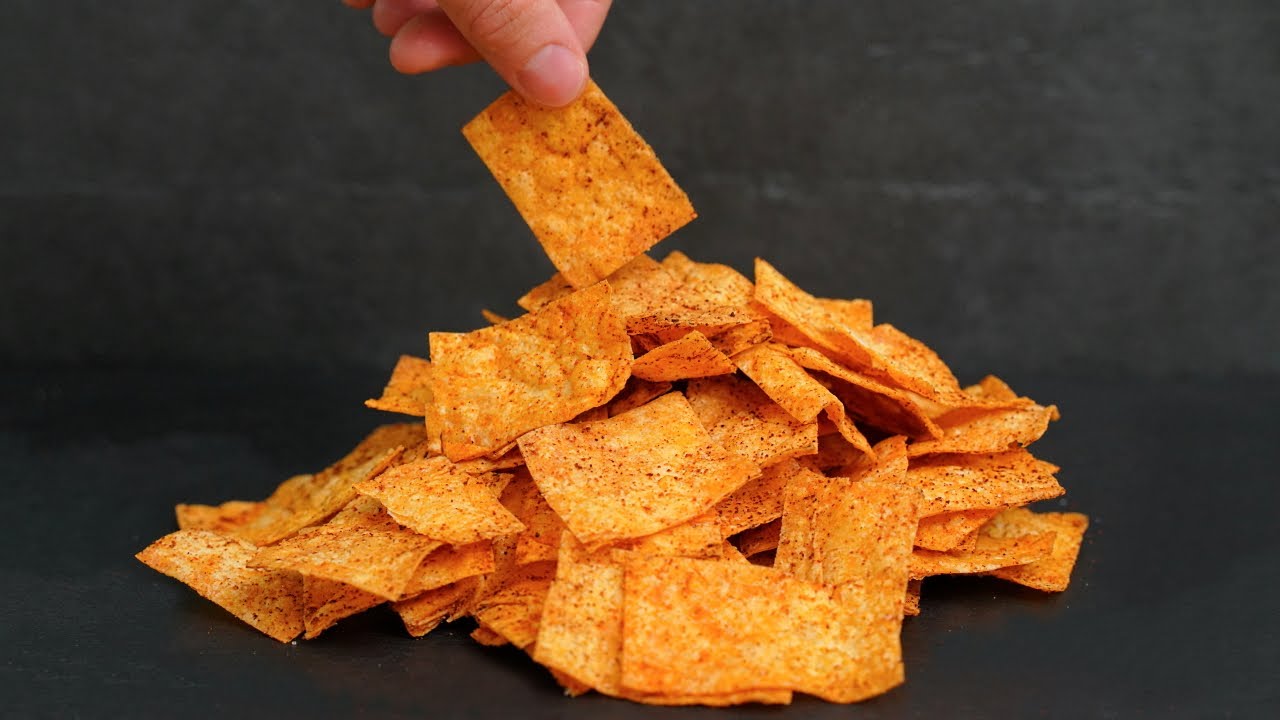 Чипсы chips. Чипсы в тарелке. Как сделать чипсы за 5 минут. Чипсы на столе фото. Домашние чипсы.