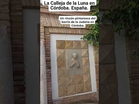 LA CALLEJA DE LA LUNA: UN RINCÓN PINTORESCO DEL BARRIO DE LA JUDERÍA EN CÓRDOBA. España.