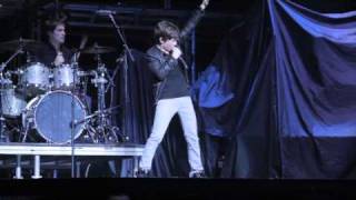 Burnham Sings &quot;Just The Way You Are&quot; in Montreal