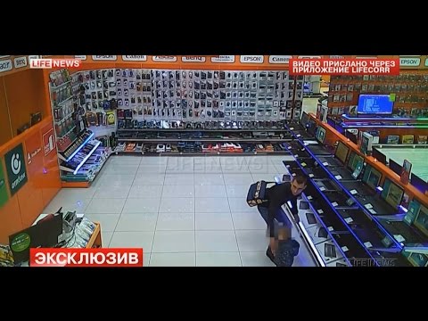 Rosyjski złodziej popełnia kradzież w sklepie elek