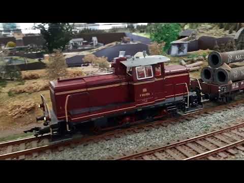 Rohrtransportzug von einer DB V60 gezogen auf der Spur 0 Anlage in Sande