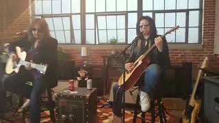 Download lagu Ace Frehley - God of Thunder (Ace goof vocal) with Gene Simmons of KISS mp3