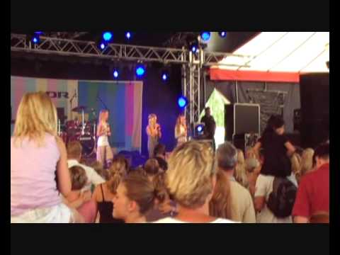 Emma Askling synger "Familien - min bedste ven" til Vig Festival #2