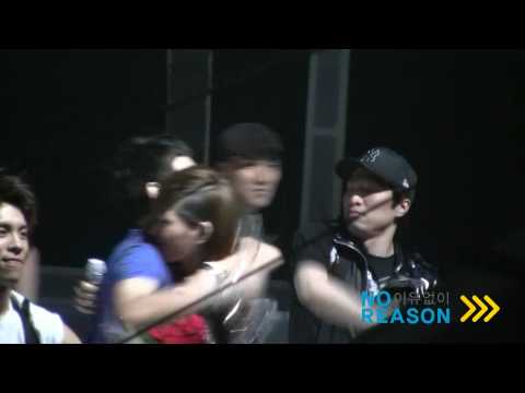 100730 Happy Minho&Onew Hugging each other @ MB(won #1)