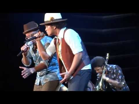 Bruno Mars - If I knew/ Runaway Baby - Moonshine Jungle Tour Stuttgart [HD]