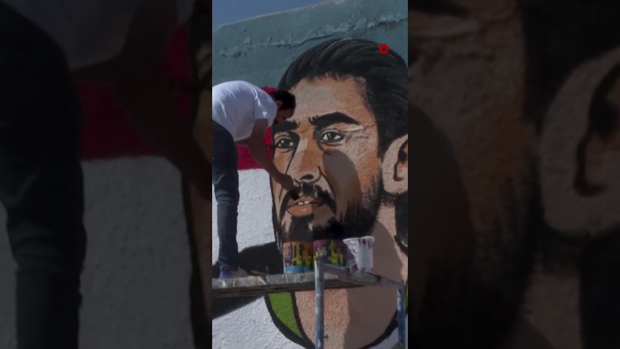 فيديو | متطوعون في بغداد يرسمون جدارية كبيرة دعماً لأسود الرافدين