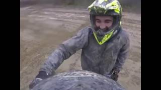 faze tari ramane blocat cu motocicleta