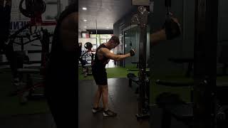 PULL OVER EN POLEA ALTA UNILATERAL ÉNFASIS ESTIRAMIENTO