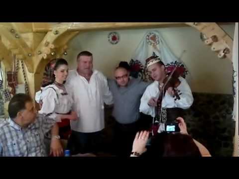 VASILE GODJA CETERASUL SI MARIA LUIZA MIH FAC SHOW LA PENSIUNEA ,, SUB CETATE LA MATEI'' IV