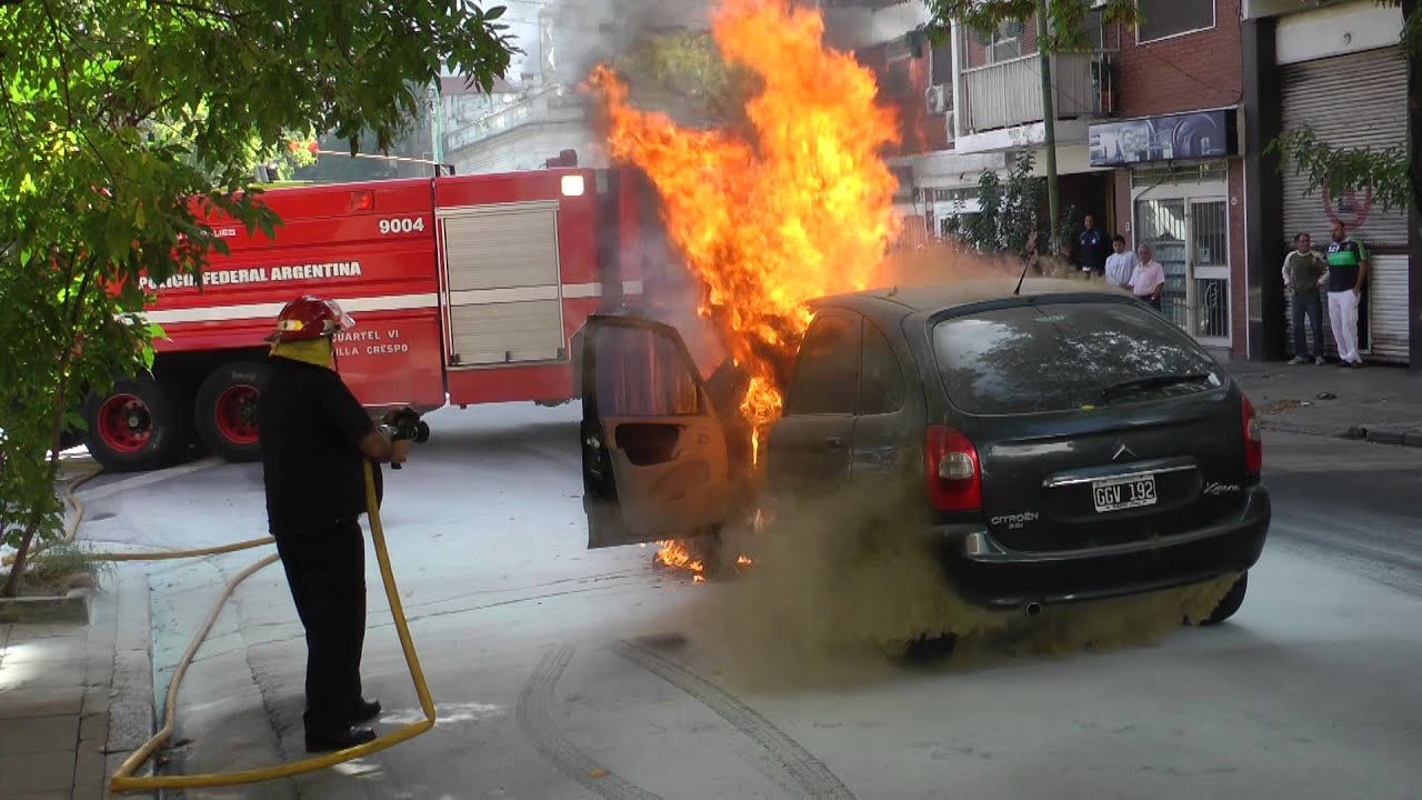 incendio de un auto y bomberos