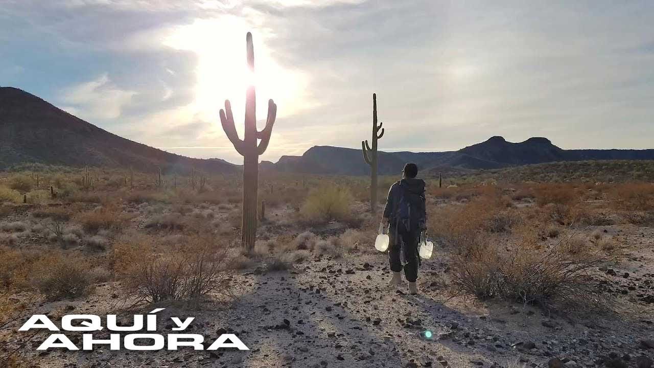 El agua que podría salvar de la muerte a cientos de inmigrantes en el desierto está siendo destruida
