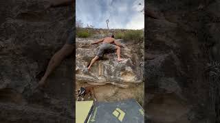 Video thumbnail de Nos pegan, 6a. El Cogul